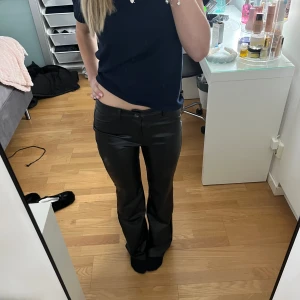 Skinnbyxor - Säljer dessa, helt oanvända! Från Calzedonia. Neutral midja. Midjemått: 32 (mycket stretchiga) Innebenslängd: 79 