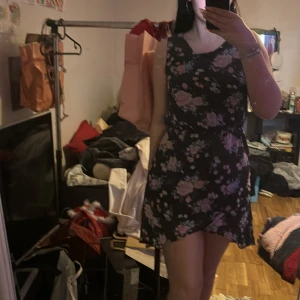 Blommig klänning  - Svart blommig klänning som blivit för liten använt fåtal gånger 