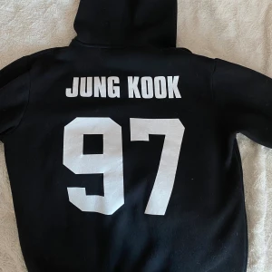BTS zip-up🤩🖤 - Säljer denna otroligt sköna zip-upen med BTS-tryck! Koftan är jätteskön och lite oversized på mig. Kommer tyvärr inte ihåg vart den är köpt.