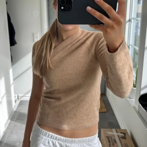 One shoulder stickad topp - Säljer denna sjukt snygga One shoulder tröjan från Mango. Helt ny med prislappen kvar, strl XS 💕💕
