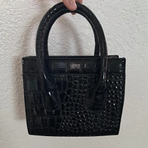 liten axelbandsväska - Jättefin och har inga defekter! nästan aldrig använd😍  Har ett fint crocodile tryck på sig!