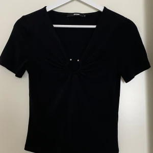 BikBok topp  - Mycketbra skick, använd en gång och inga defekter alls 💞