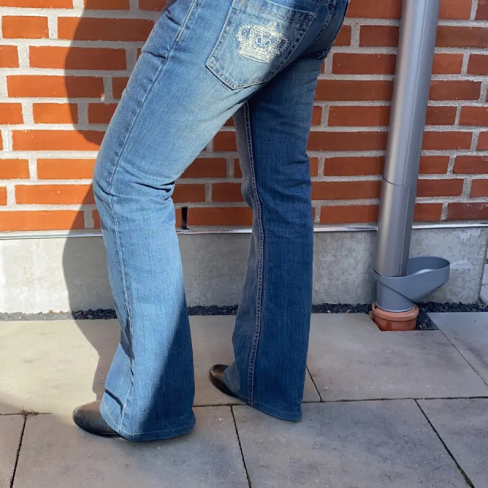 Victoria Beckham jeans, äkta såklart. Innerbens 78 cm. Midjemått 40 cm.  I engelska storlek så är den i storlek 32. . Jeans & Byxor.