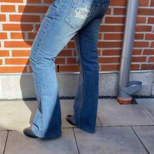 Victoria Beckham jeans, äkta såklart. Innerbens 78 cm. Midjemått 40 cm.  I engelska storlek så är den i storlek 32. 