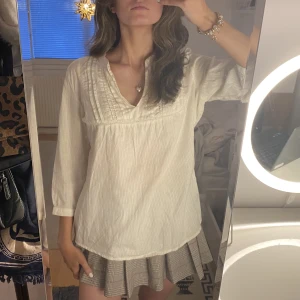 Vit blus - Jättesöt vit somrig blus. Den har en liten fläck vid axeln (fick bort den), annars fint skick!