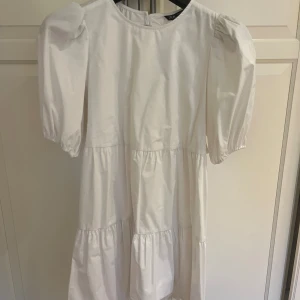 Vit klänning - Säljer denna jättefina vita klänningen från Zara. Perfekt för student eller skolavslutning! Den är helt oanvänd med lappen kvar, säljer då den är lite kort på mig som är 178cm!✨✨💕💕bara att skriva för fler bilder!