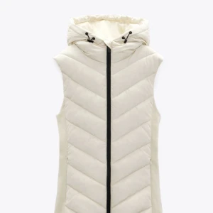 Zara väst  - Fråga för fler bilder på den. Använd ett par gånger förra året. Står ej för frakt. 