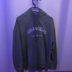 Grön hoodie från H&M  - Grön hoodie från H&M i storlek S men passar både M-L eftersom den är oversized 💗🫶🏽