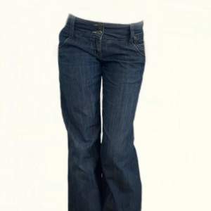 vintage lågmidjade bootcut jeans med rosa detaljer från ”koolaanna” 🤍
