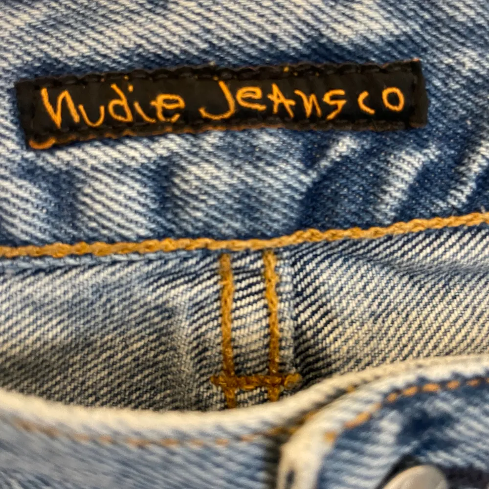 Super fina mid waist jeans från Nudie Jeans Co Nypris 1200kr  Använda få gånger . Jeans & Byxor.