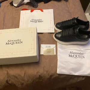 McQueens  - Sämjer mcqueens, 8/10, tvättar till de när de är sålda, storlek 42