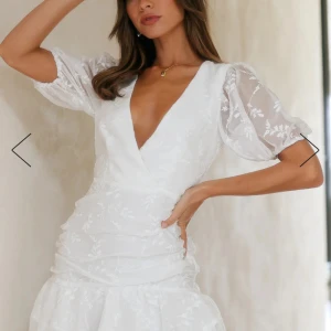 Vit klänning  - Köpte precis och är helt ny! Aldrig använt och prislappen är kvar. Säljer pga hittade en annan. 