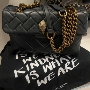 Stor kurt geiger väska  - Nu säljer jag min super fina kurt geiger väska i stor. Den är använd men är super fin och jag har tagit väl hand om den! dustbag följer med💕 är även öppen för byte om bytet är i samma pris kategori💕nypris ca 4500kr
