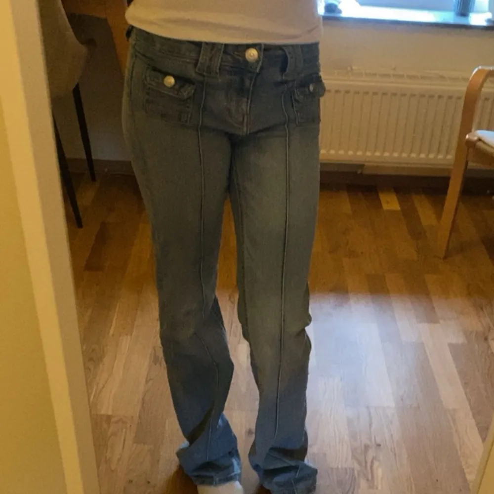 Säljer mina populära jeans från hm! De är helt slutsålda 💞skriv om du hår någon fråga! Lägger up dom på nytt. Jeans & Byxor.
