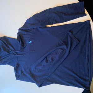 Polo ralph lauren hoodie - Bra skick, 8/10. Nypris 1200 mitt pris 500 går absolut att diskuteras vid snabb affär.