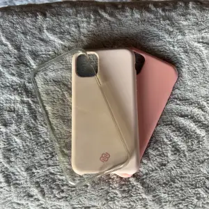 3 stycken mobilskal som passar IPhone 11   Ett genomskinligt, ett ljusrosa och ett starkare rosa/peach. Alla är i fint skick men har lite små defekter som i hörnet och vid sido knappen💗hör av dig vi frågor och bilder😚