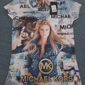 Michael kors toppar - Michael kors toppar Stretch material Nya med prislapp på Stl S 400 kr/topp