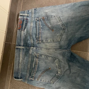 Dondup slim model storlek 32 - Bra skick förutom att det är hål i ena fickan.  700kr st eller 1000 för båda!