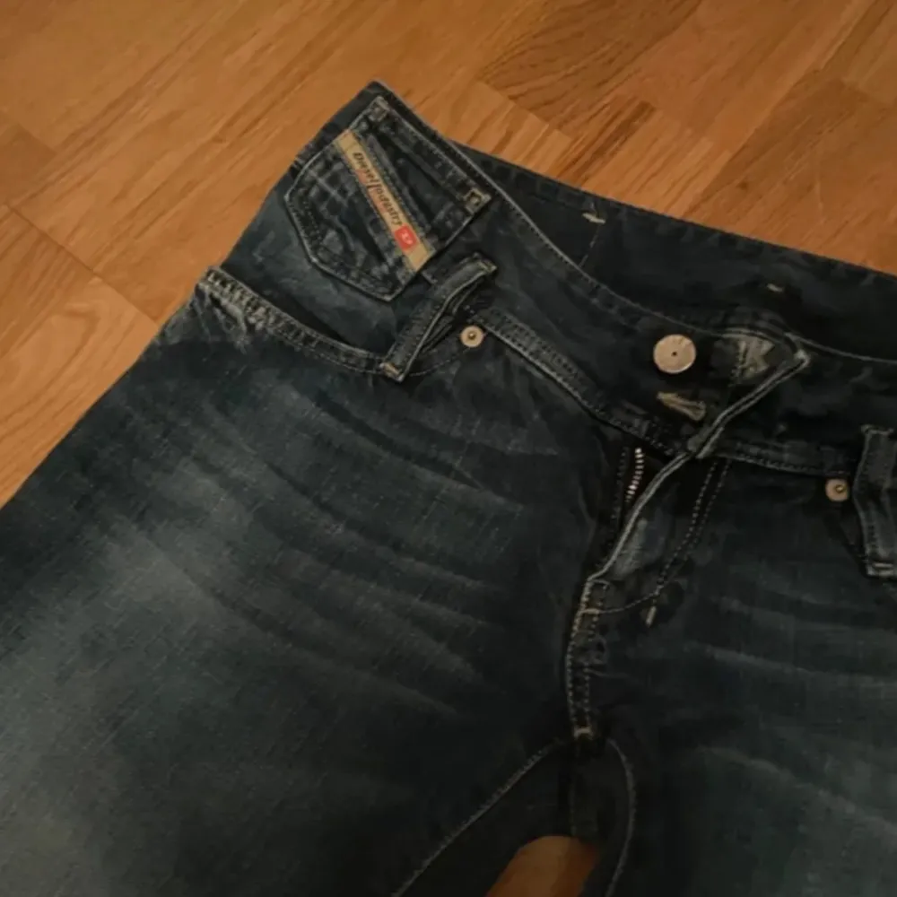 säljer domhär diesel jeansen pågrund av att dem va lite för långa på mig som är väldigt kort💛 midjemåttet är 38cm rakt över, innerbenslängd 83cm💛. Jeans & Byxor.