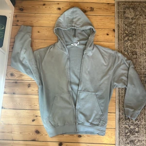 ZipHoodie Weekday - Det är en oversized zipup hoodie från weekday. Var för stor för mig, är en S men är oversized i passform. Medela om du har frågor!
