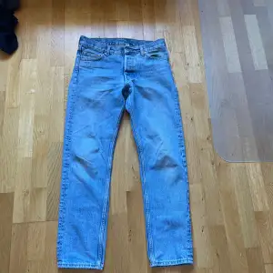 Weekday ”barell” jeans vilket motsvarar slim fit. Storlek W27/30 vilket motsvarar W29. Bra skick.