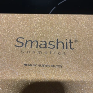 Smashit Metallic Glitter Palette - 18 glittriga ögonskuggor för en festlig make up. För bäst applicering av glitterskuggorna använd primer. Perfekt till fest eller varför inte förgylla vardagen!