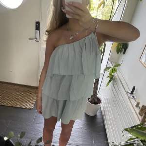 Så snygg klänning med volanger ❣️ Passar perfekt till sommaren 😊