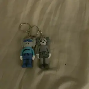 Hejsan här är två kaws keychains de är rätt feta o nice accecoar. 1 för 59 båda för 100. Skriv för frågor!