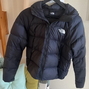 The north face jacka - Fint skick. Kort modell. Strl Xs tror jag. Nypris 2800kr mitt pris 1000kr