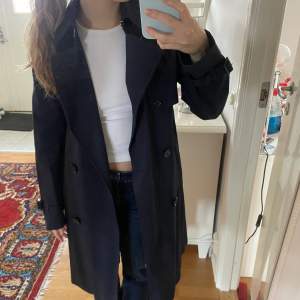 Snygg trenchcoat från mango stl 34/xs. Perfekt nu i vår!!❤️