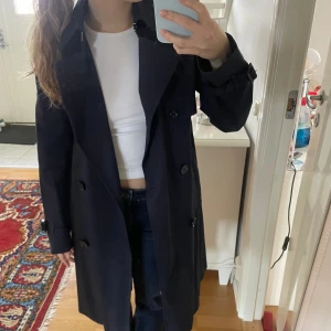 Blå trenchcoat💙 - Snygg trenchcoat från mango stl 34/xs. Perfekt nu i vår!!❤️