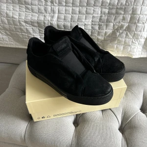 Axel arigato skor  - Axel arigatos i storlek 41 med låda. Arigatos märker finns kvar men syns ej på bilden! Mvh melvin 