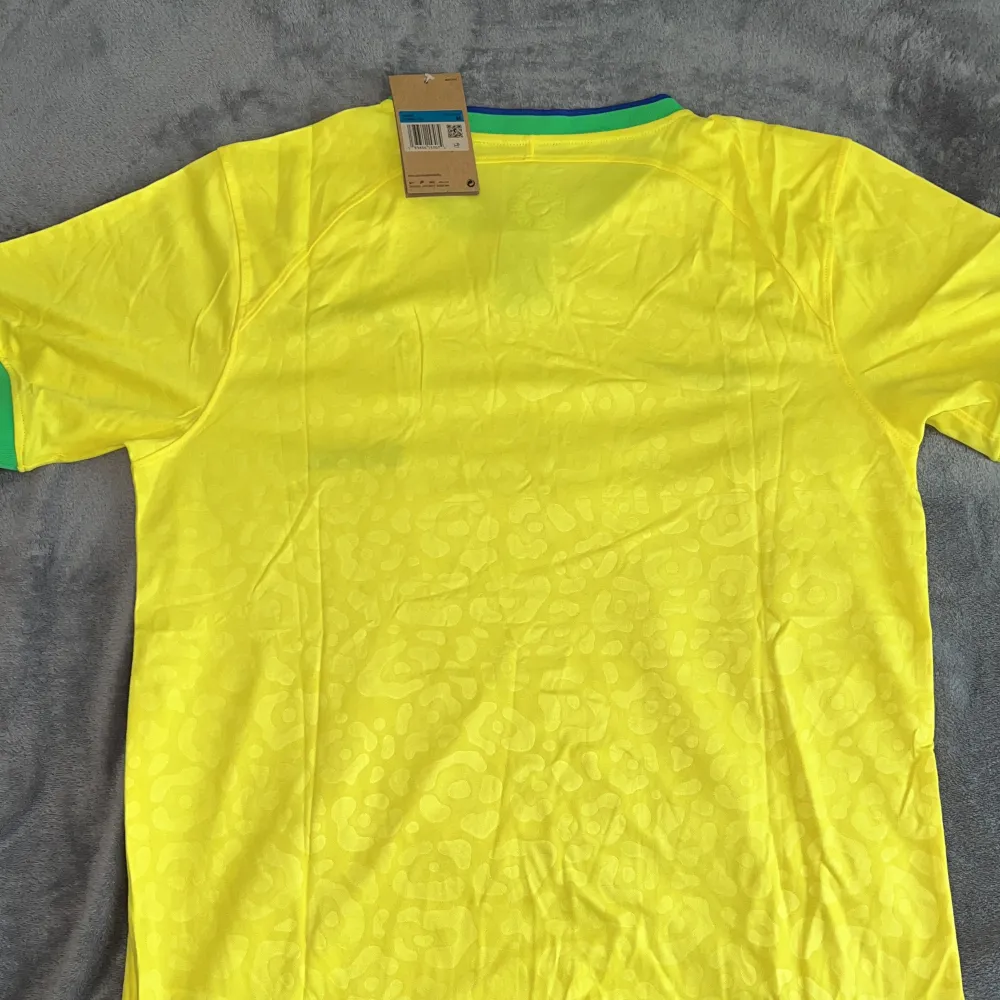Säljer denna snygga Brasilien 🇧🇷 Fotbolls tröja nu till sommaren i storlek M. T-shirts.