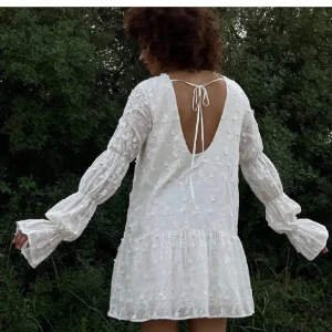 Student klänning - Beställde hem denna från NA-KD men hann inte returerna i tid därför säljer jag den här💞 Ny med prislapp kvar, nypris 699💞