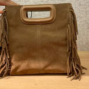 Jätte fin brun väska ifrån maje, köpt i en maje butik i Paris. Dustbag följer med. Nypris: 2900