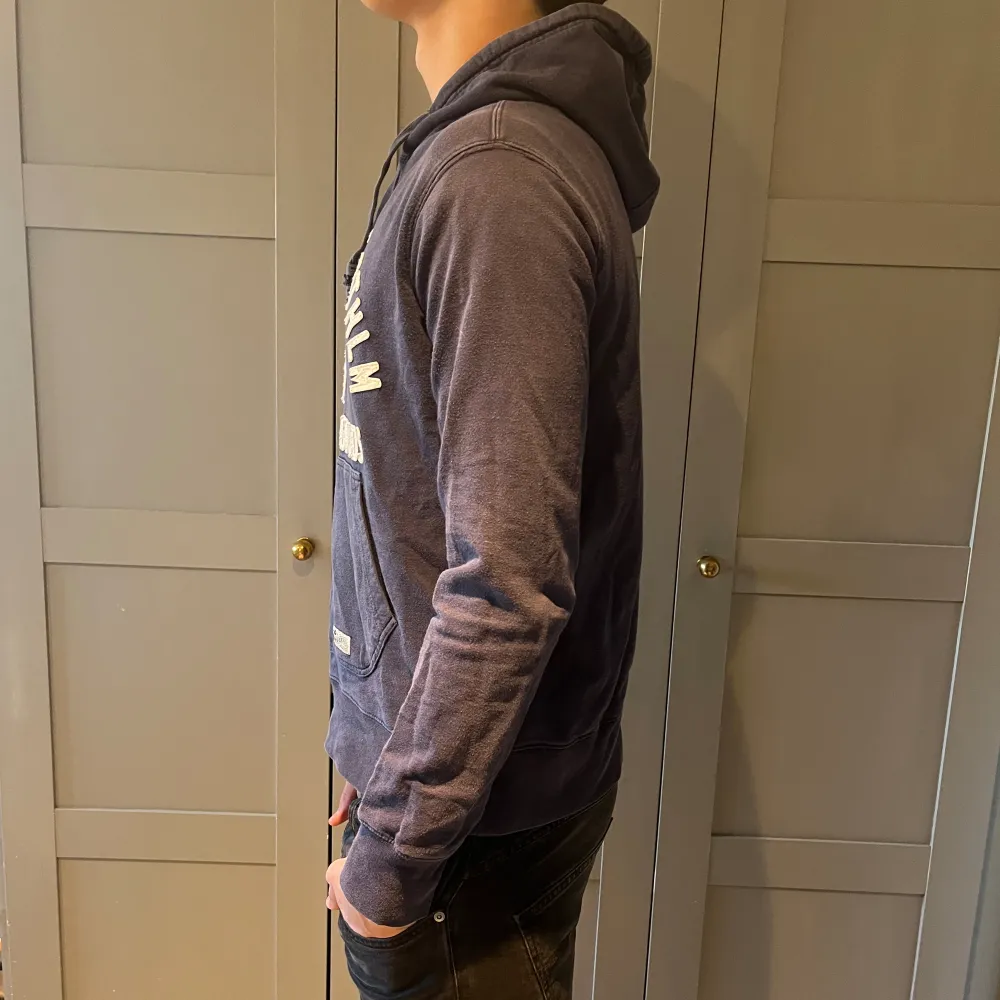 Säljer denna Hoodie från J.Lindeberg. Storlek M. Modellen på bilden är 188. Den är i bra skick, 8/10. Vid frågor eller funderingar är det bara att höra av sig// elegancecloset.. Hoodies.