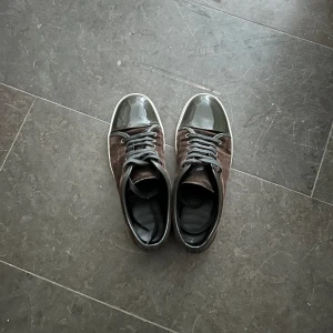 Lanvin - Lanvins i grymt skick. Finns tecken på användning men inget stort bortsett från defekter i hälarna. Dustbag tillkommer. Hör av er vid frågor eller funderingar samt för fler bilder😁