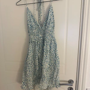 Zara klänning - Säljer denna fina sommar klänning❤️