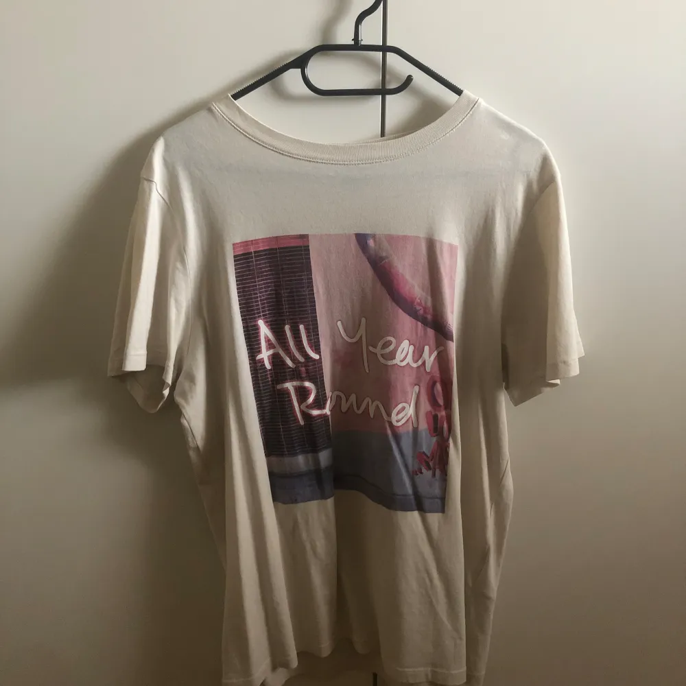 Säljer denna T-shirten som har legat i min garderob ganska länge nu 😭😭 Har inte använt den så mkt!  OBS se bild 3 för de lilla hålet i tröjan på baksidan 🫶🏽 Nypris: 200kr . T-shirts.