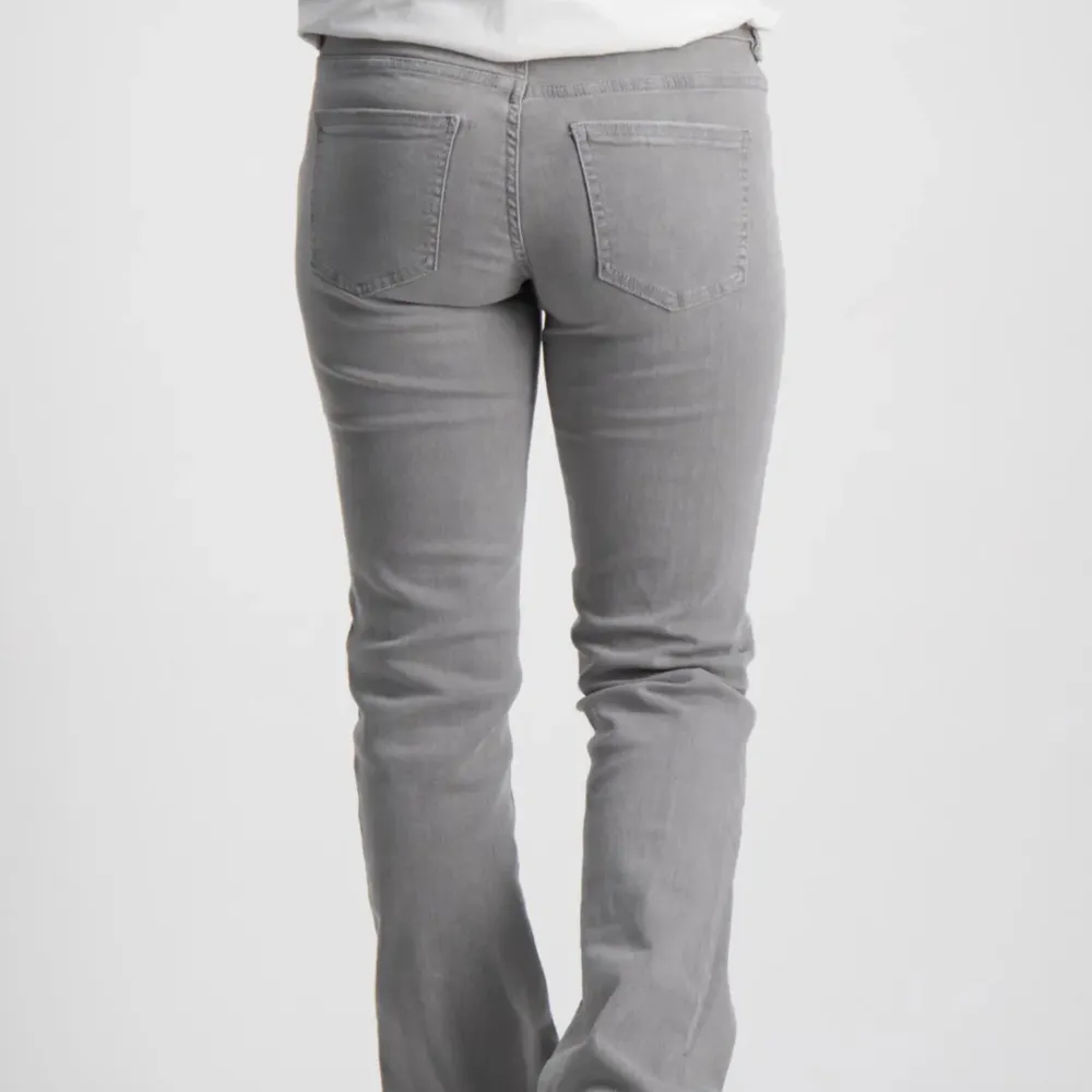 Säljer dessa super fina gråa lågmidjade jeans med dubbelknäppt ifrån Gina tricot! Dom har inga defekter do dom endast är använda cirka 3 gånger😊 Nypris är 349kr och jag säljer för 250kr + frakt 💗 Hör av er om du har funderingar och för egna bilder!. Jeans & Byxor.