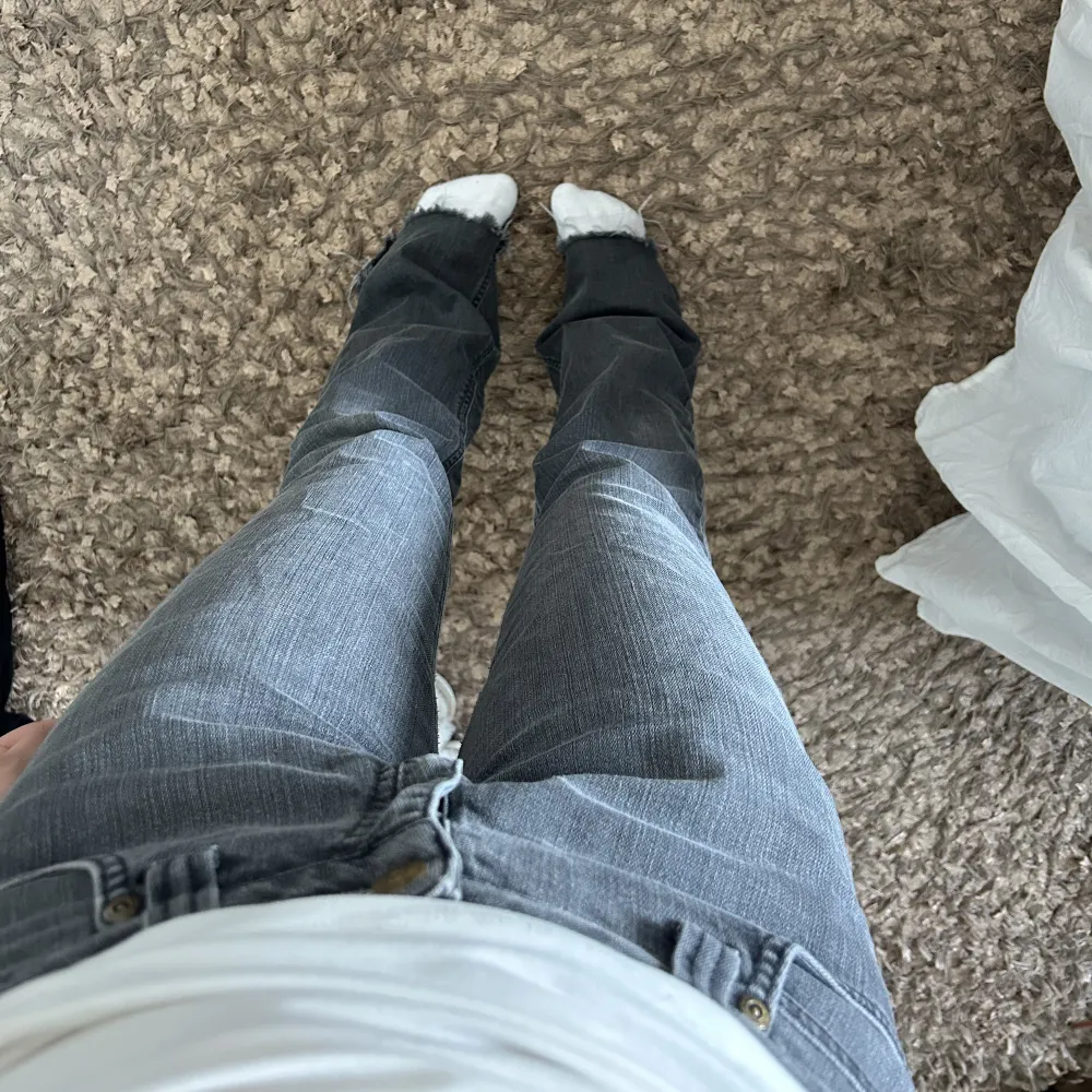Lågmidjade jeans från lee som både är för långa och för stora för mig 👌. Jeans & Byxor.