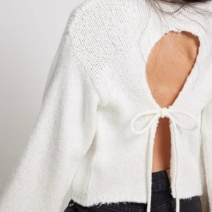 Stickad tröja med öppen rygg - Strl S, 170 kr! 