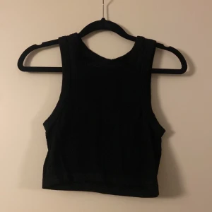 Svart linne - Croppat linne från H&M. Ribbat och utan skador eller defekter. Skriv vid frågor! 😊