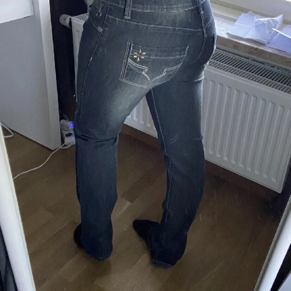 Superfina low waist jeans med snygga detaljer på fickorna 🙌🏻 Säljer då de tyvärr inte har kommit till någon användning. Midjemått: ca 40 cm, innerbenslängd: ca 80 cm 💖 Pris går att diskuteras . Jeans & Byxor.