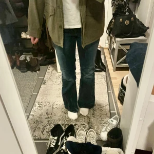 Lågmidjade jeans  - Säljer dessa super snygga vintage jeans fårn märket Bongo, super bra skick och väldigt bra material på jeansen. Detta märker säljs ej längre men återsäljs för runt 1000kr