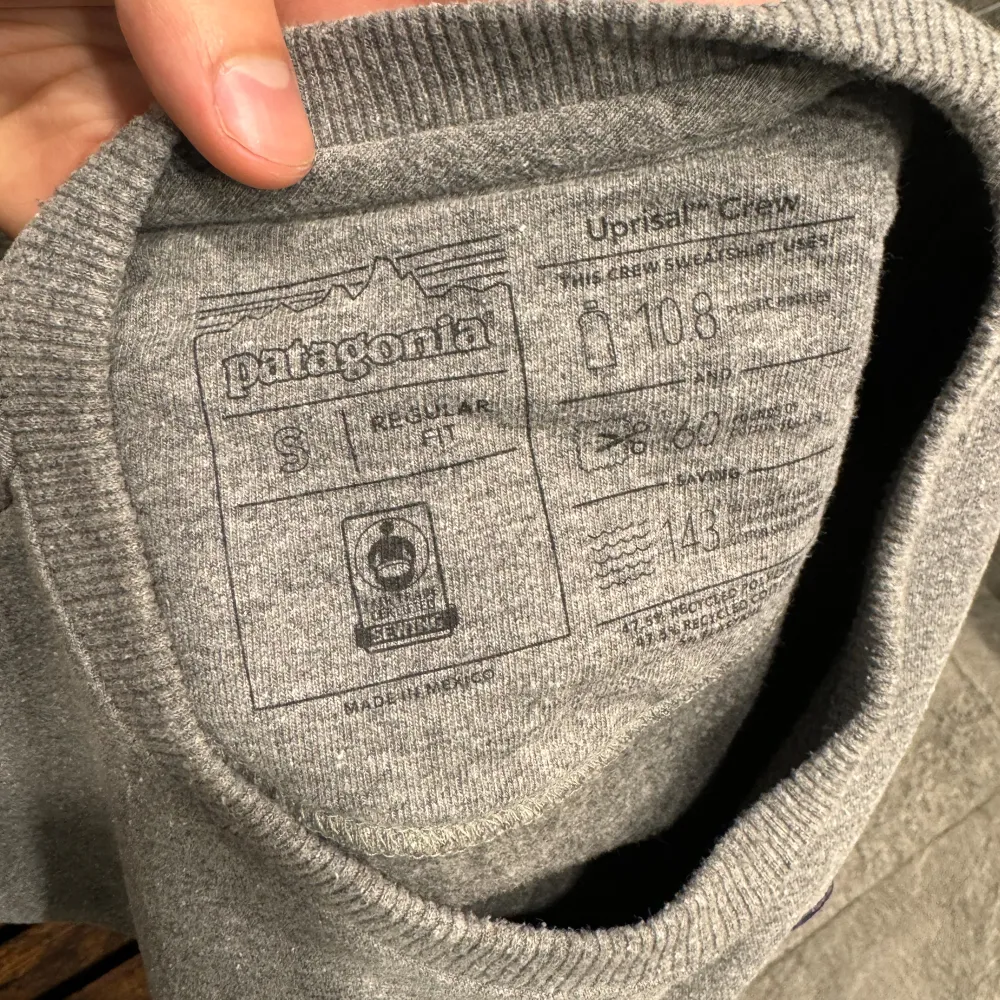 Fodrad med ull Patagonia tröja skick 10/10 storlek S. Väldigt varm!. Hoodies.