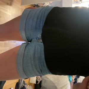 Jeansshorts  - Jättefina blåa jeansshorts, gott skick, kommer tyvärr inte till användning💓