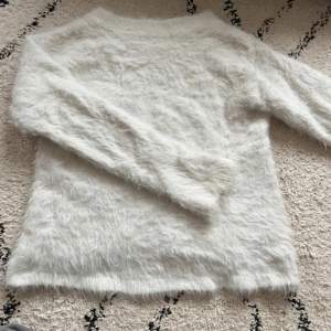 Fin fluffig tröja köpt på vinted, men från H&M❤️ säljer billigt då den inte kommer användas längre