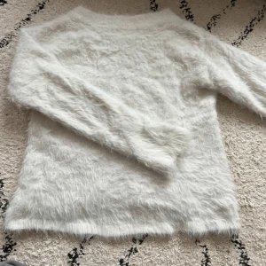 Fluffig tröja  - Fin fluffig tröja köpt på vinted, men från H&M❤️ säljer billigt då den inte kommer användas längre