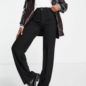 Helt nya byxor i storlek S - Jag säljer helt nya byxor, hann inte göra en retur i tid.   Pull&Bear - Svarta figursydda byxor med raka ben, hög midja och sträveck i storlek S.